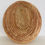 Miniature : Corbeille africaine plate tissée à la main en fibres naturelles, avec un motif en spirale en brun et beige