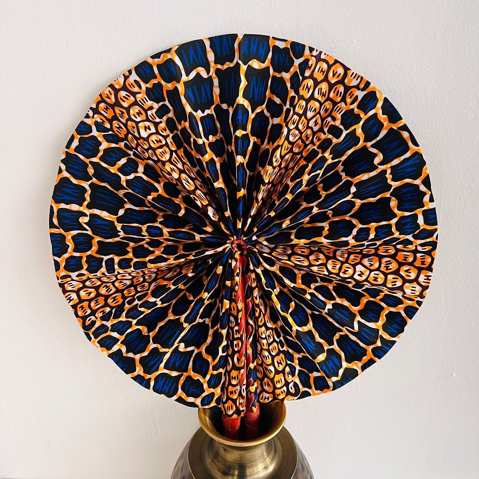 Petit éventail pour enfants en tissu wax africain coloré, manche en bois sécurisé, idéal pour les petites mains.