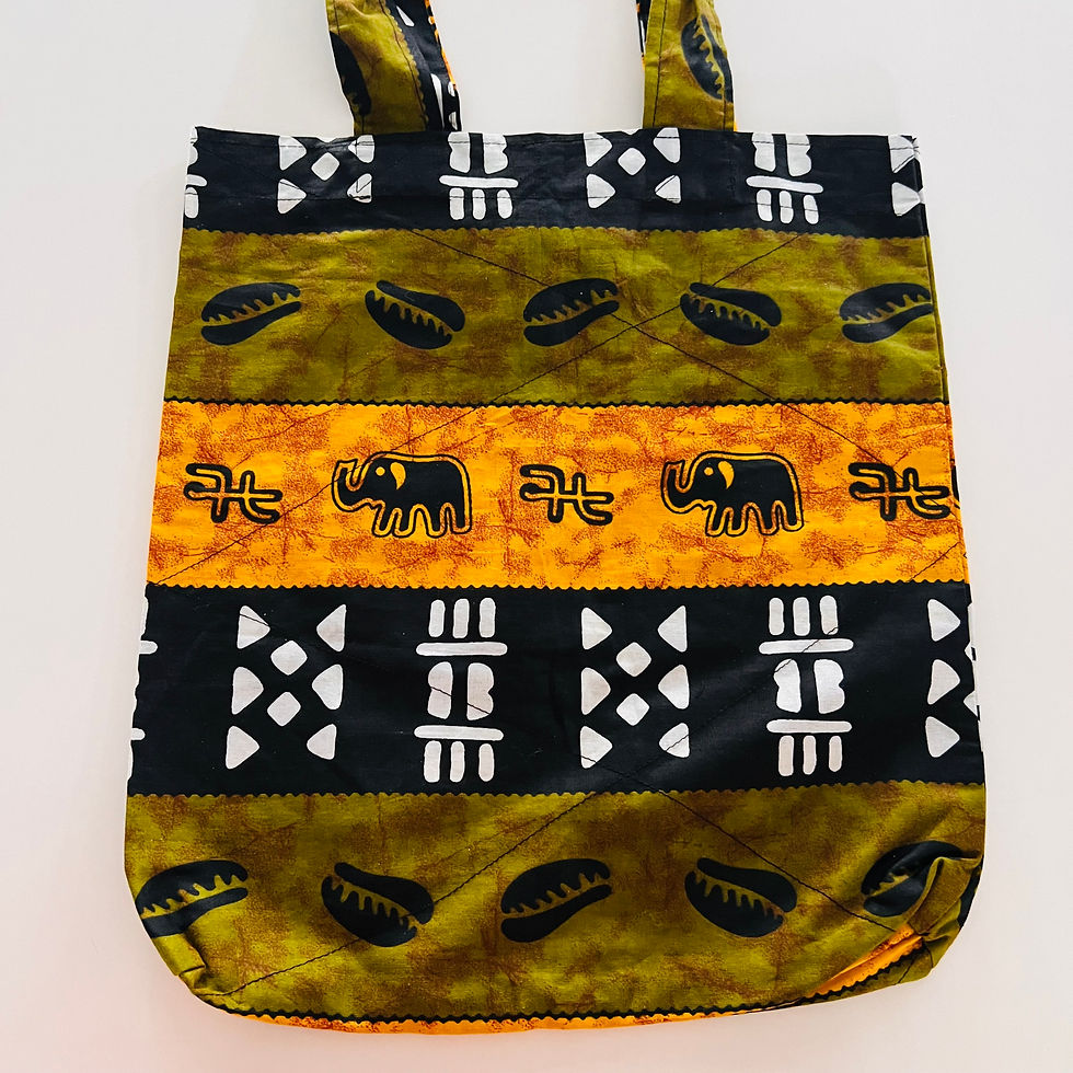 Tote bag en wax africain avec des motifs d'éléphants et des symboles tribaux en noir, orange et vert sur fond sombre.