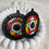 Miniature : Boucles d’oreilles rondes en perles africaines avec dominante noire, entourées de couleurs vives (jaune, rouge, bleu, blanc),