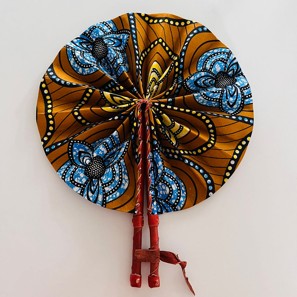 Miniature : Petit éventail pour enfants en tissu wax africain coloré, manche en bois sécurisé, idéal pour les petites mains.