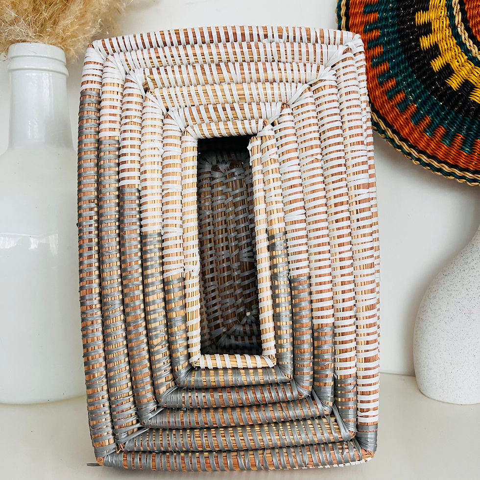 Boîte à mouchoirs rectangulaire en osier, tissée à la main avec des bandes grises et naturelles, placée sur un comptoir blanc