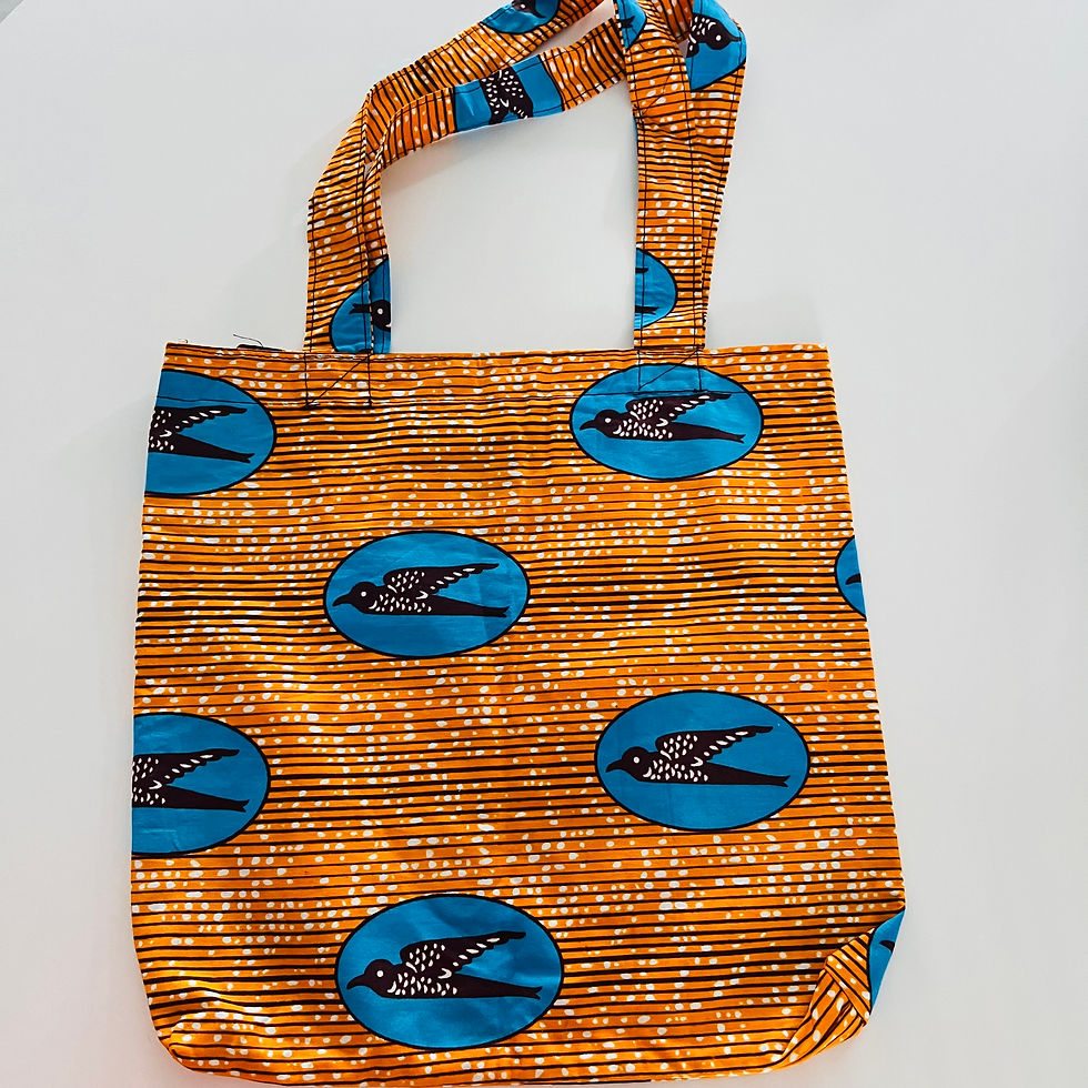 Grand tote bag en wax africain avec des motifs d'oiseaux bleus sur des cercles turquoise, contrastant avec un fond à rayures