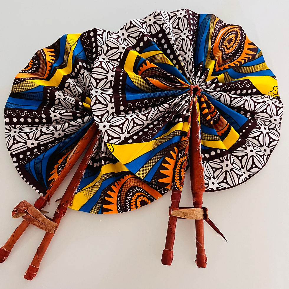 Petit éventail pour enfants en tissu wax africain coloré, manche en bois sécurisé, idéal pour les petites mains.