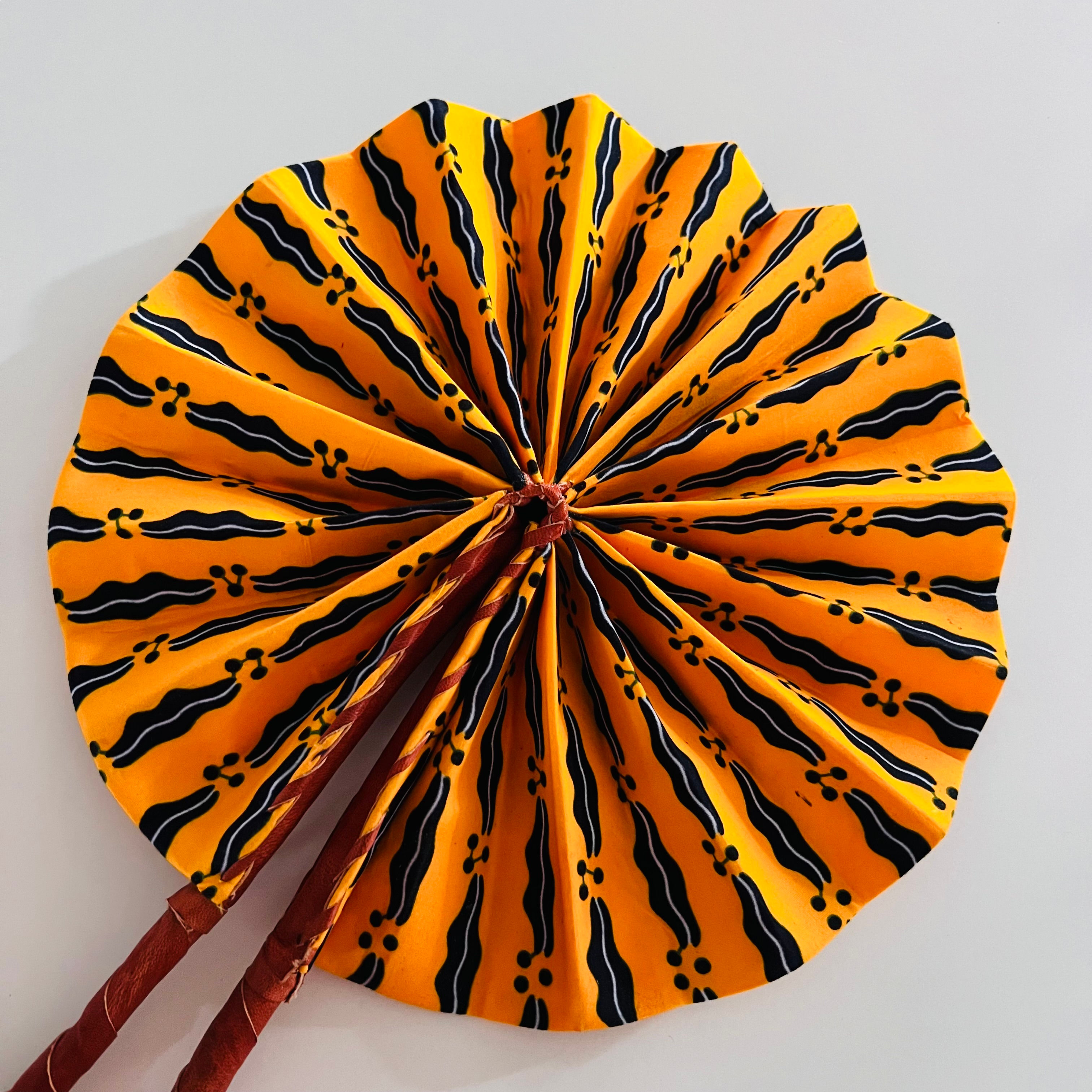 Petit éventail pour enfants en tissu wax africain coloré, manche en bois sécurisé, idéal pour les petites mains.