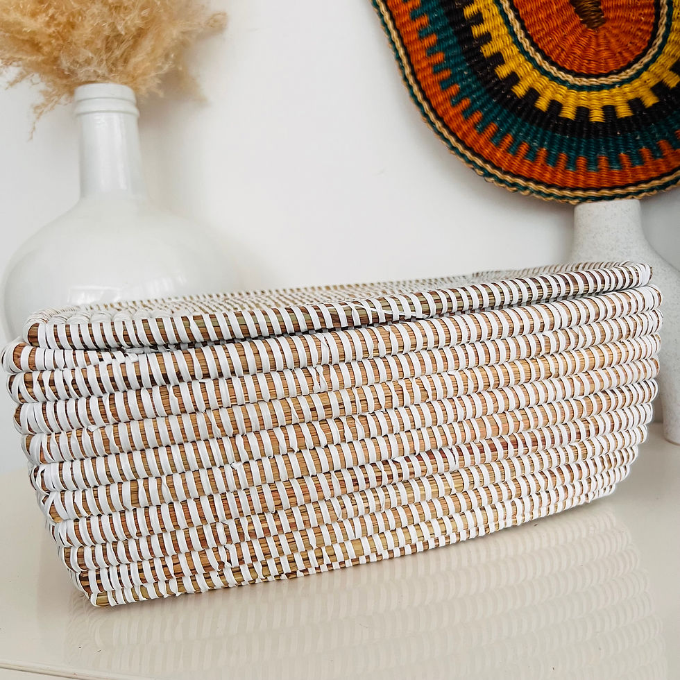 Panier de rangement en osier tressé à la main en beige et blanc, dimensions 32x12x10 cm, idéal pour un rangement élégant.