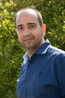 Manesh, Amir