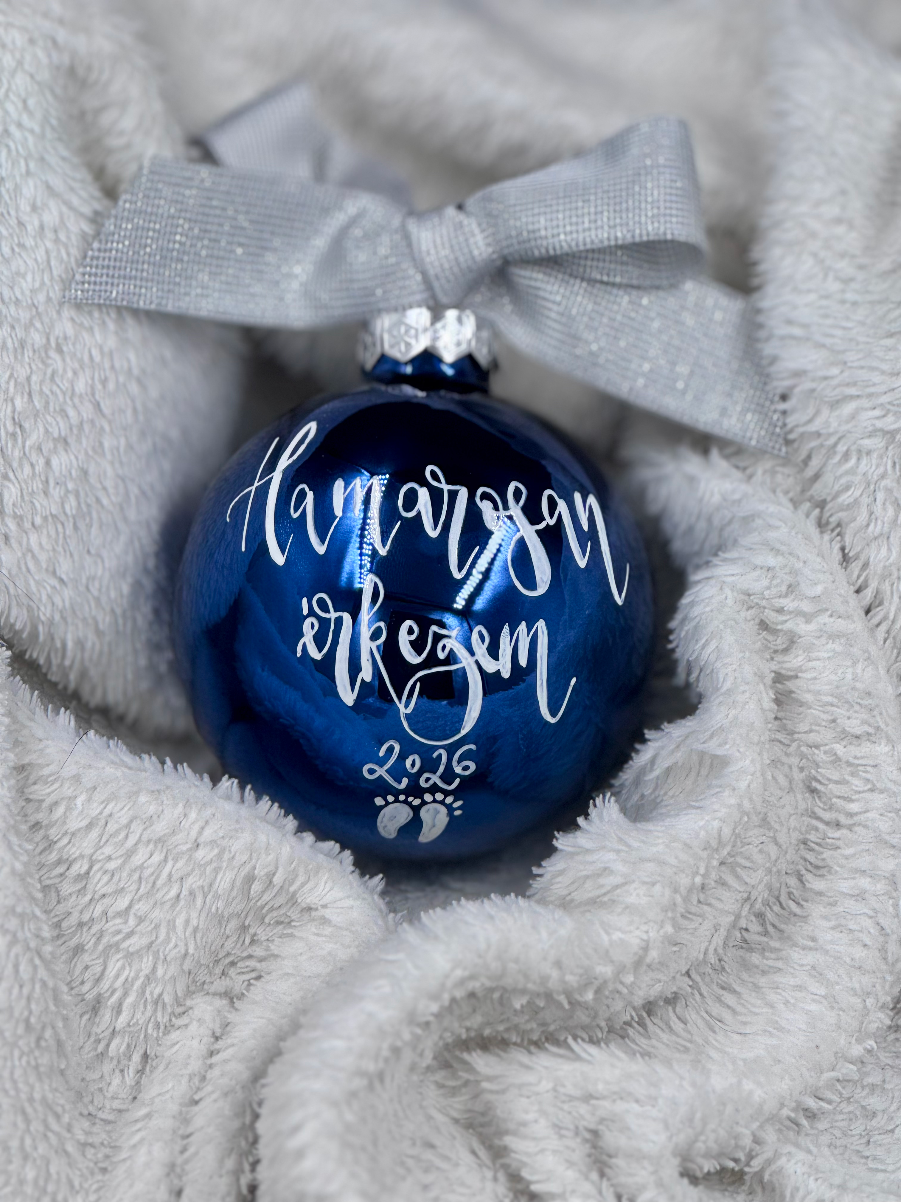 1db egyedi feliratos karácsonyfa gömb (8cm)