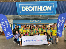 Na foto, Pedro Nepomuceno, hoje técnico de vendas sênior da Decathlon, que começou a carreira como Jovem Aprendiz na loja da Barra da Tijuca . O arquivo pessoal mostra Pedro no Decathlon Campus em Lille (HQ internacional da Decathlon) (França), como convidado especial para contar sua história na celebração de 20 anos da Fundação, que aconteceu em junho de 2025.