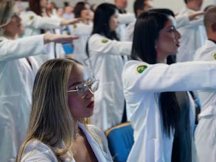 Brasil ultrapassa 635 mil médicos em 2025, com maioria mulheres na profissão
