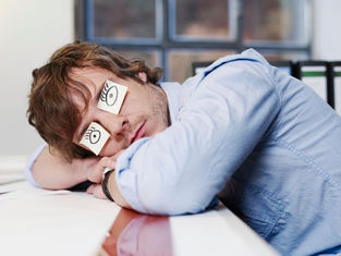 Sono e produtividade: escolas e empresas adotam rotinas de higiene do sono para melhorar bem-estar