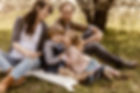 glückliche Familie beim Familien-Fotoshooting mit Geschwisterchen