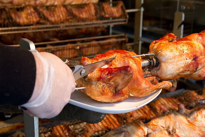 Pollo asado recién preparado, servido con un dorado perfecto.
