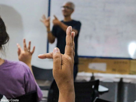 SECRETARIA DE EDUCAÇÃO INICIA CURSO DE LIBRAS PARA FAMILIARES DE ALUNOS COM DEFICIÊNCIA AUDITIVA