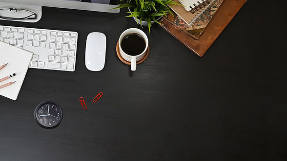 computador-de-mesa-de-escritorio-e-material-de-escritorio-com-cafe-na-mesa-preta_35674-110