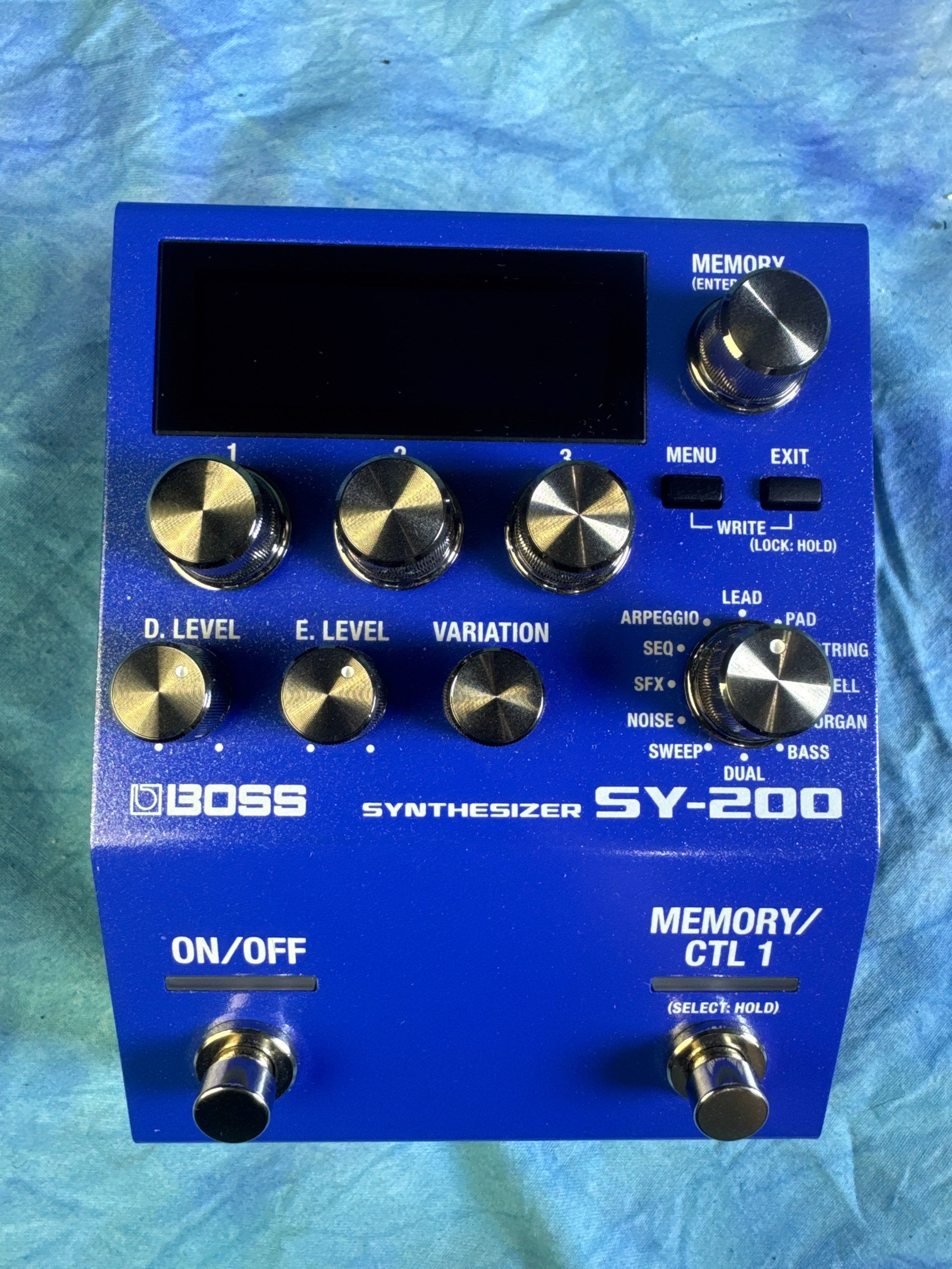 Boss SY-200 synthesizer guitar pedal