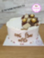 עוגה מעוצבת עם שוקולדים