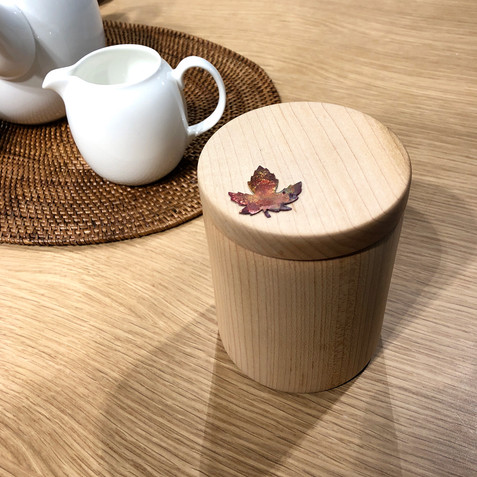 Each mug and lid features the unique design of a Canadian artist, submitted through the MUJI Artisan Project competition. The Artisan Mug pictured features a burnt copper maple leaf representing the vibrant colours of Canadian Autumn and the iconic landscape paintings of the Group of Seven Artists.