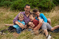 natural outdoor family photography session with parents and children in a grassy field