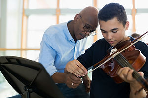 Professor, ajudando, estudante, tocando
