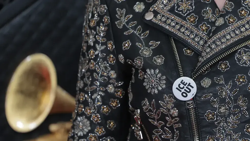 Grammys 2026: “Nadie es ilegal, en tierra robada”.