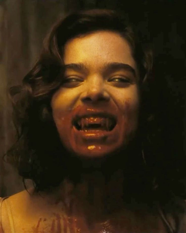 Hailee Steinfeld interpreta a Mary, interés amoroso de Stack.