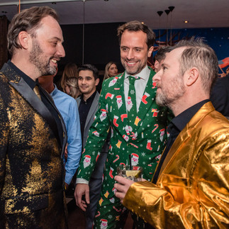 Lachende gasten op een kerstborrel bij Zoetelief in Den Bosch