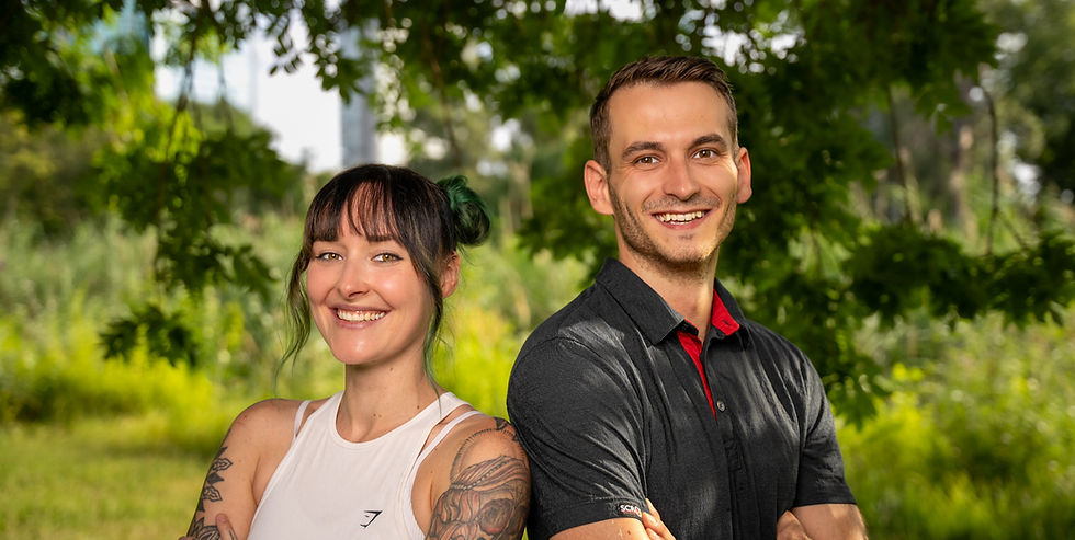 Zwei Physiotherapeut:innen von 9er Physio stehen lächelnd im Grünen – passend zum Beitrag Schmerzen im Oberschenkel: Ursachen, Übungen & was wirklich hilft.