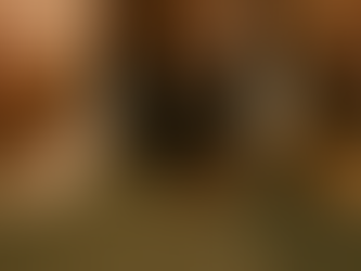 Gros plan sur trois barbes naturelles portées par des hommes aux carnations différentes, mettant en valeur la diversité des textures et des styles de barbe.