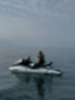 Personne sur un jet ski en mer