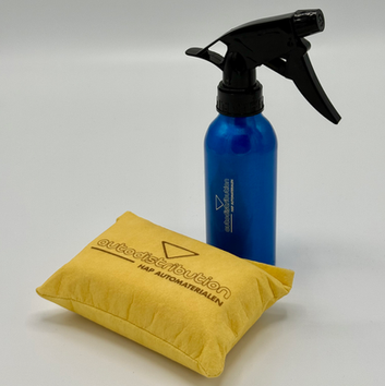 Een zeem en een spuitfles die door KRABER zijn gegraveerd met een logo naar keuze. De door KRABER gegraveerde producten logo naar keuze zijn een leuk relatiegeschenk.