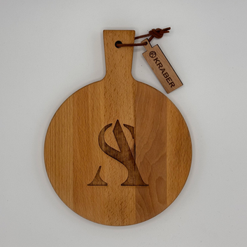 Door KRABER gegraveerde ronde houten serveerplank met gepersonaliseerde initialen, geschikt als decoratie of uniek en persoonlijk serveerplankje.