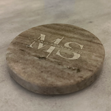 Een set marmeren onderzetters die bij KRABER gegraveerd worden met een ontwerp naar keuze. Op de onderzetter zijn de initialen en de naam van een persoon gegraveerd. Een leuk persoonlijk cadeau.