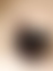 Modèle lors d'un shooting photo à Tarbes révélant caractère et authenticité.