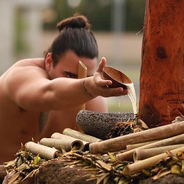I ʻike ʻia nō ka nohona o ke kanaka i ka mālama ʻia o ka wai. ʻO ka wai, ʻo ia ke kēpau e pili paʻa ai nā mea a pau o ka honua kekahi i kekahi. I wai e hui ai nā moku, i wai nō e ola ai nā lālā a pau o ke kumu honua.