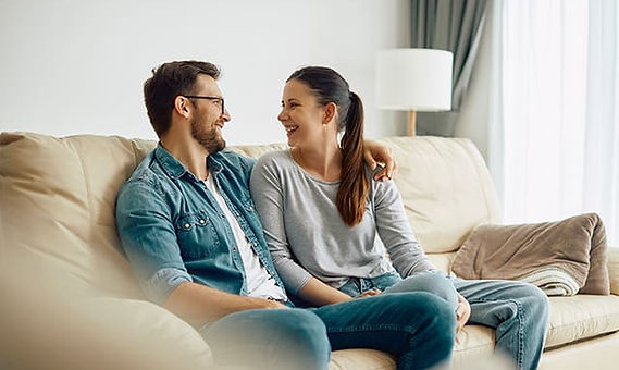 Pareja Feliz en Sofa.jpg