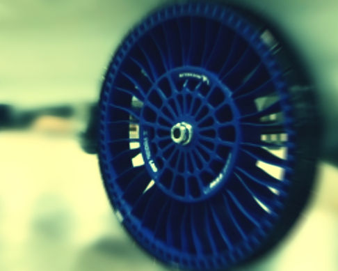 Michelin apresenta pneu sem ar para triciclos elétricos de carga.