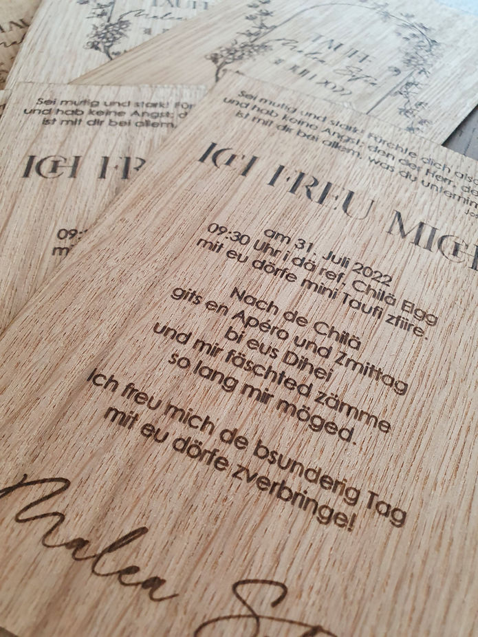 Einladung zur Taufe in Holz gebrannt