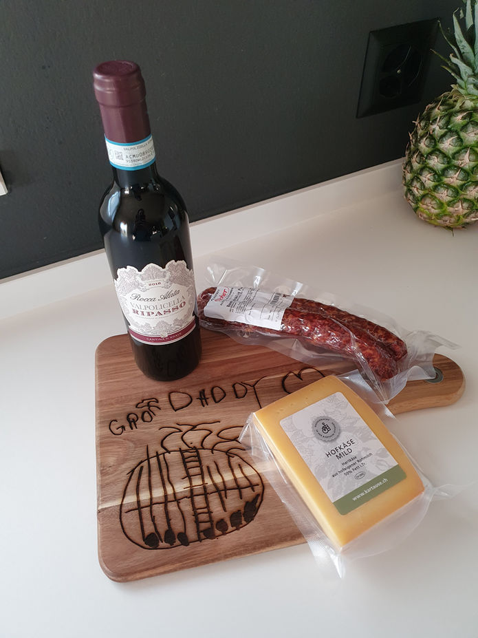 Schneidebrett mit Kinderzeichnung