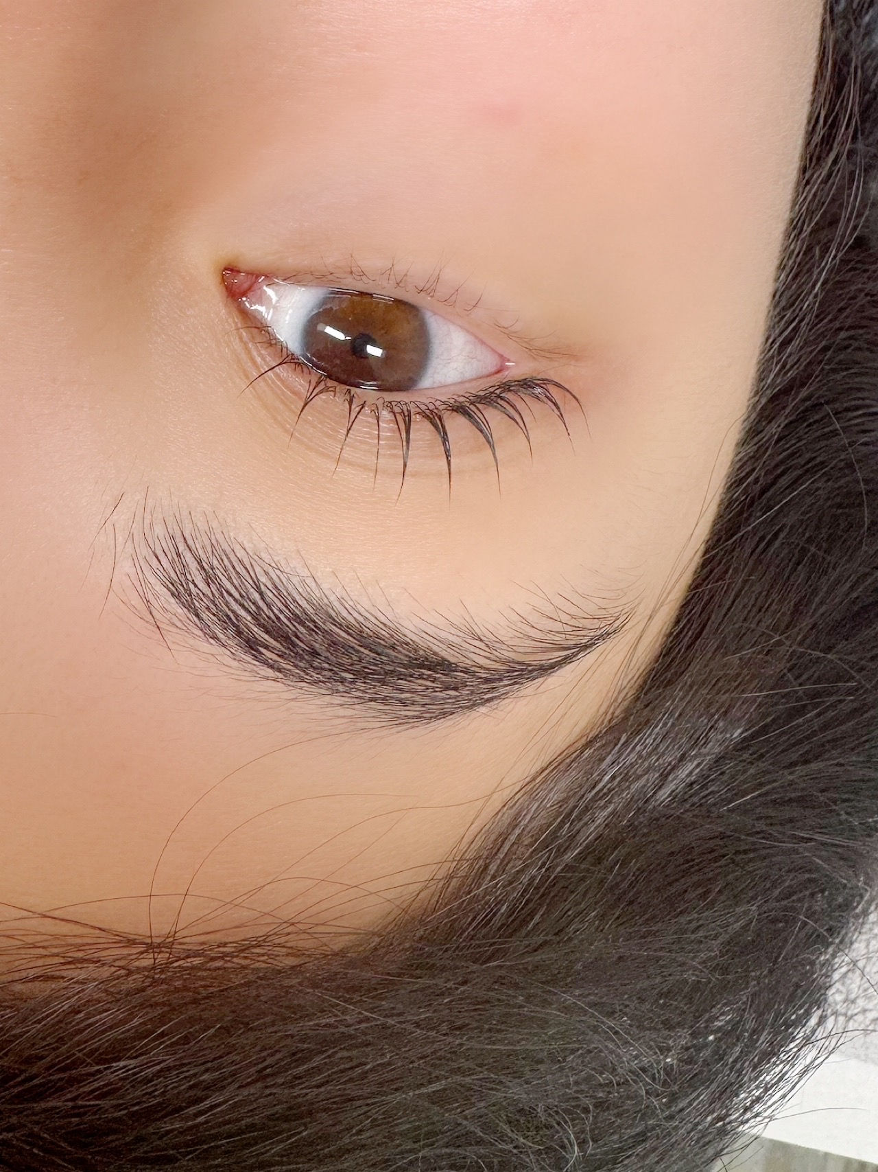 栄養トリートメント込みのまつ毛パーマでハリと艶をプラス。 (Nourishing lash lift with treatment for healthy lashes.)