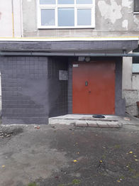 Робітники ТОВ УК «Корабельний» завершили ремонт аварійного тамбуру входу в 4 під‘їзд по вулиці Вокзальна,59 1.