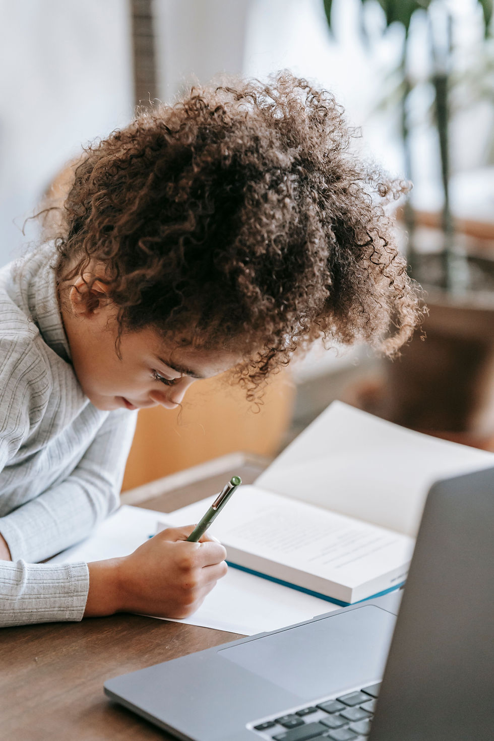 Enfant lors d'une passation de bilan lors d'un accompagnement psychopédagogique.