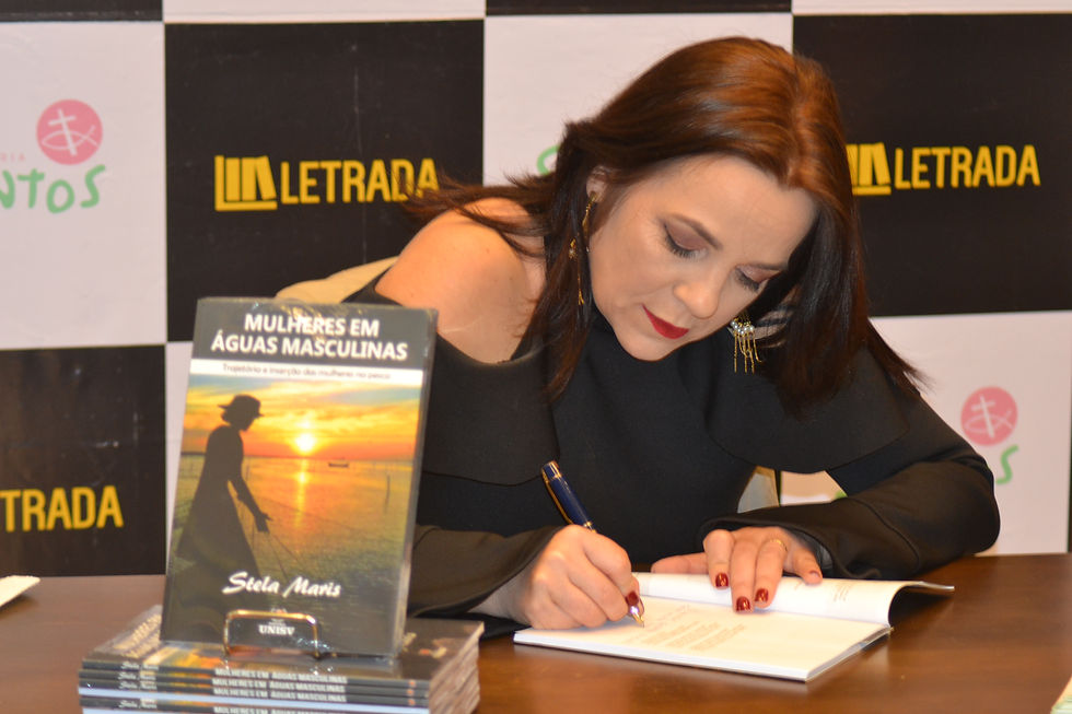 Livro Mulheres em Águas Masculinas autografado