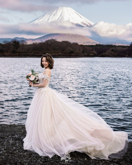 精進湖抱子富士婚紗照 prewedding 日本婚紗攝影- 平靜湖面倒影與新人同框的極簡主義大景婚紗攝影｜Max Tang Photography