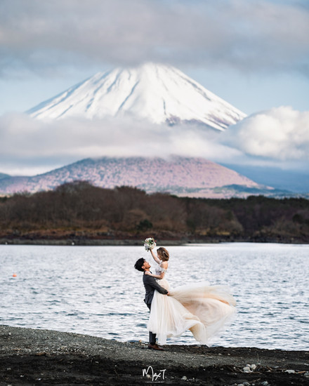 精進湖抱子富士婚紗照 prewedding 日本婚紗攝影- 平靜湖面倒影與新人同框的極簡主義大景婚紗攝影｜Max Tang Photography