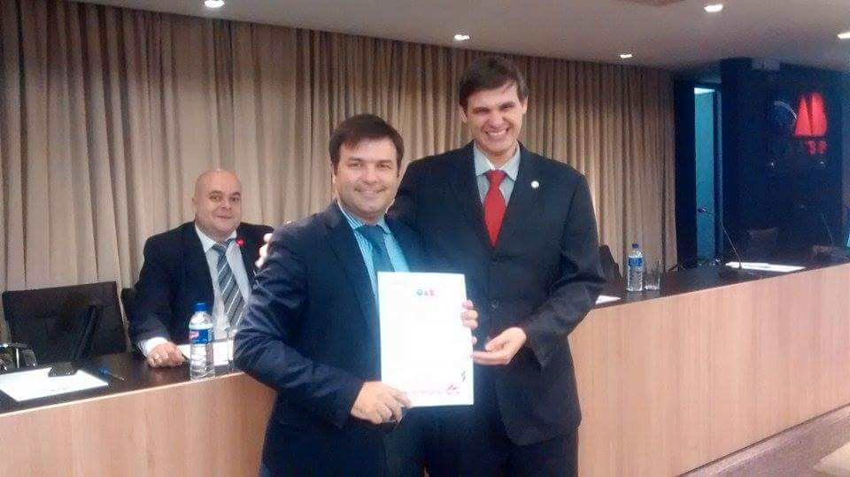 Dr. Flávio Augusto Maschietto entregando ao Dr. Luis Chacon, a certidão expedida pelo Conselho Secional da OABSP da Palestra que proferiu!