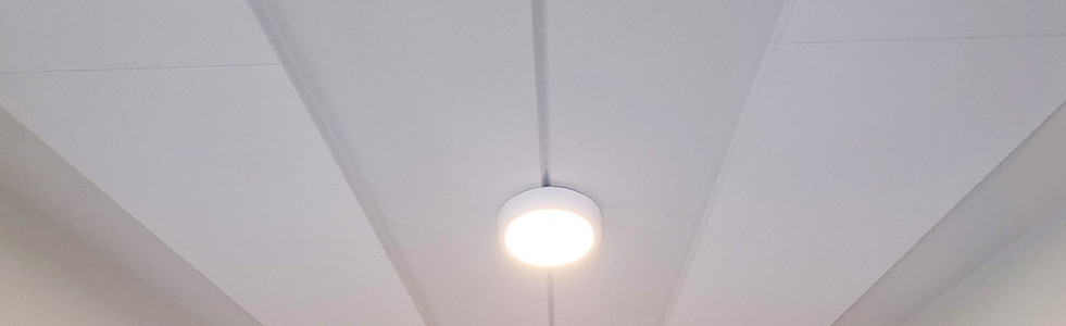 Her ser du Alpha Direct limet i loftet på en gang