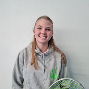 Tennisspieler auf dem Platz macht Aufschlag