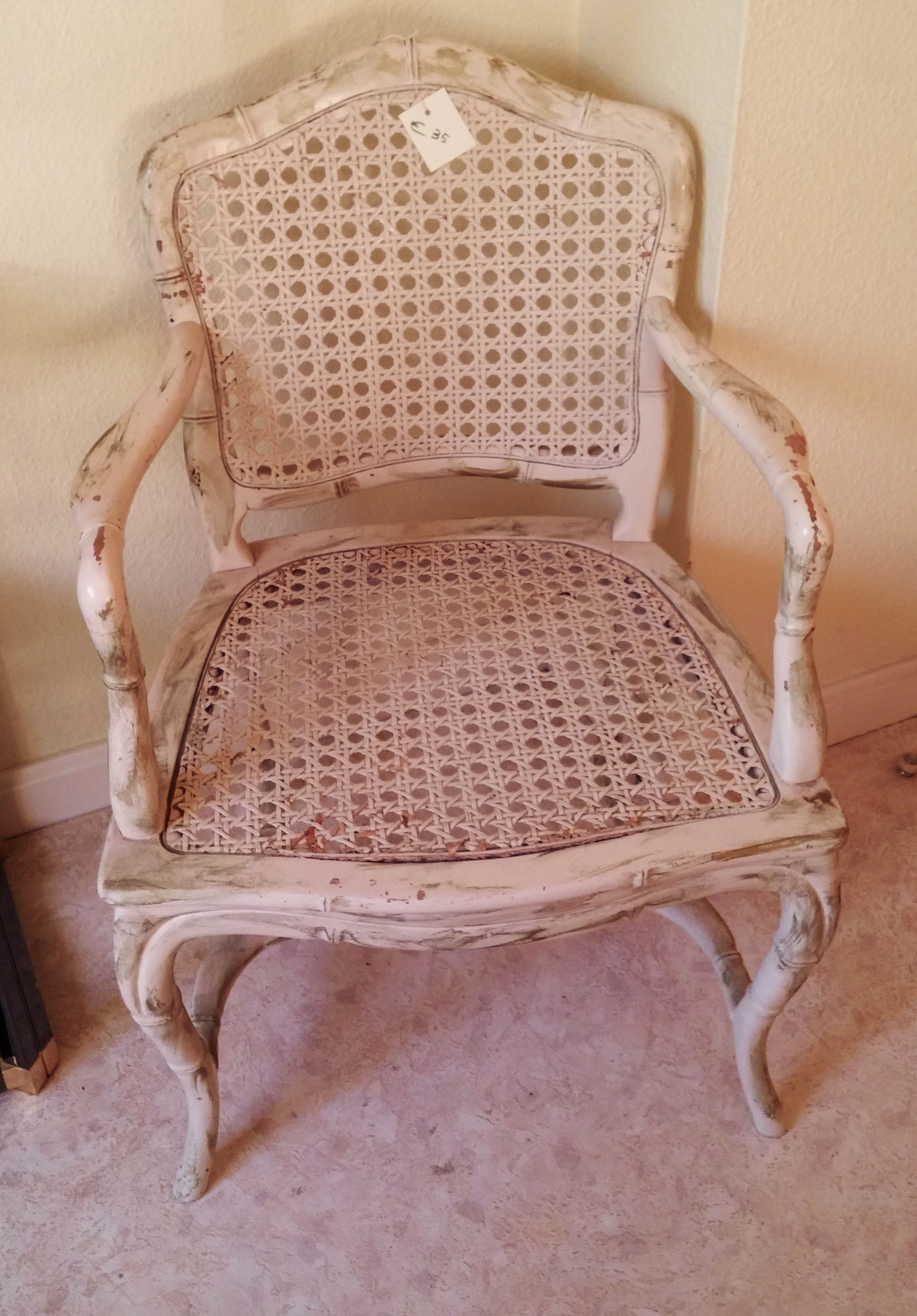 Poltroncino romantico shabby chic in legno e vimini