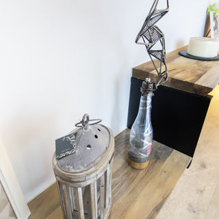 Tête de lit rétroéclairée avec mobilier de tables de nuit, bureau, placards